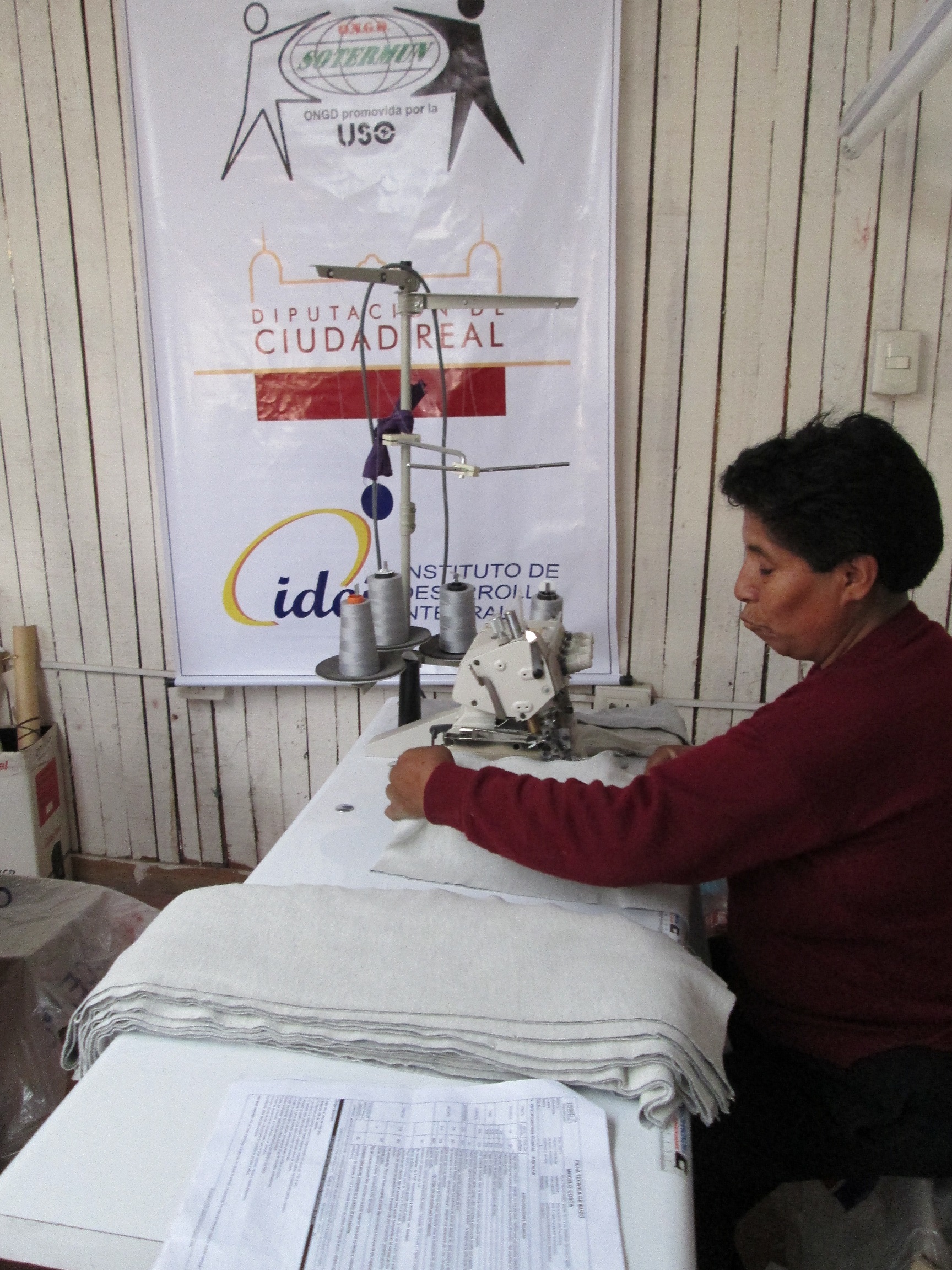 Trabajadora confeccionando